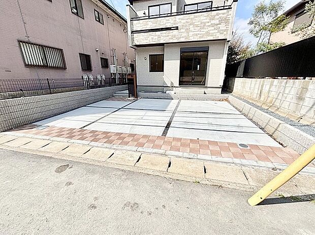 【駐車場】駐車2台可能!急なお客様の駐車に。また、ご家族の自転車スペースとしても大活躍。