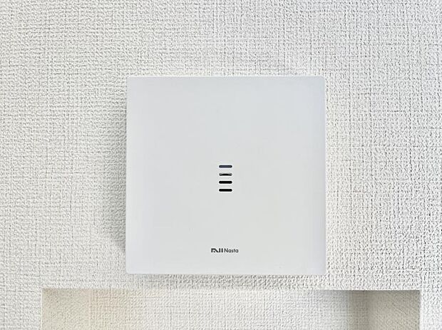 【TVモニター付きインターフォン】ナスタのインターホンでは、通常の来客用に加え、宅配業者向けの専用ボタンを設けた2ボタン式インターホンです。