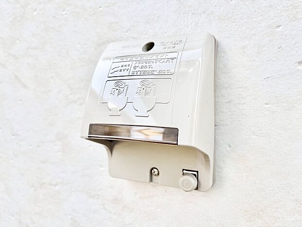 【その他現地】お掃除などに便利な外コンセント