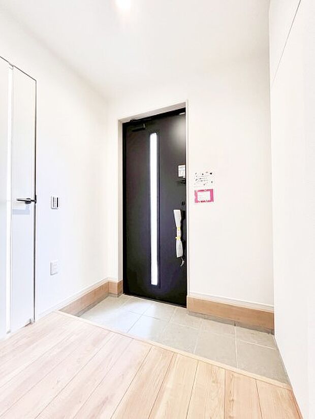 【玄関】ガラススリットの入った玄関ドアが室内に光を届けてくれます