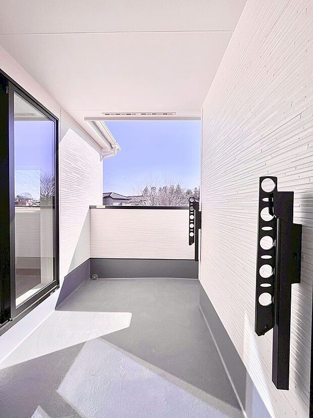 【バルコニー】ゆったりバルコニーだから沢山お洗濯ものを干せます。