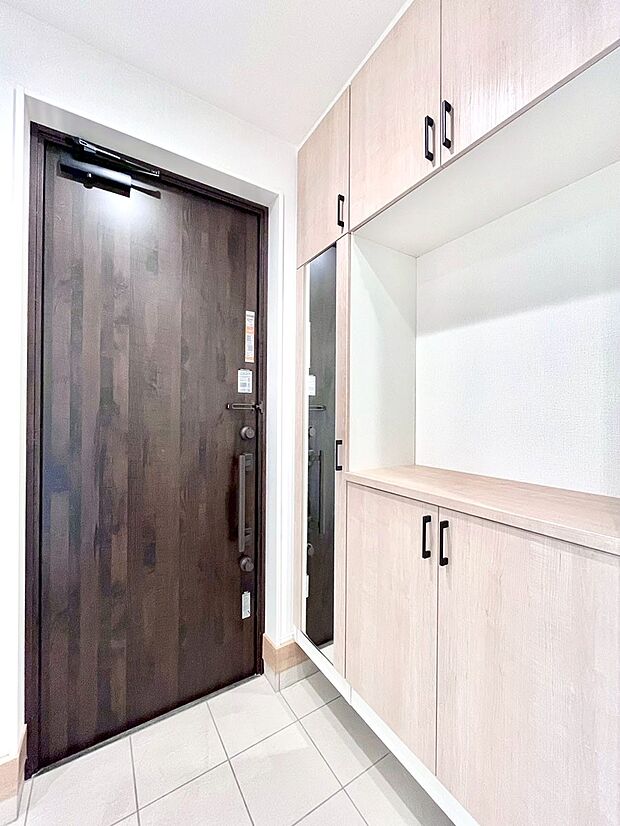 【玄関】明るい玄関はお客様をお出迎えするのにぴったりです!