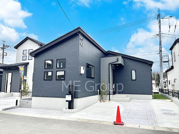 【現地外観写真】暮らしやすさと居心地の良さにこだわったシンプルで飽きのこないデザイン !