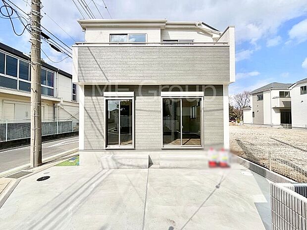 【現地外観写真】暮らしやすさと居心地の良さにこだわったシンプルで飽きのこないデザイン!