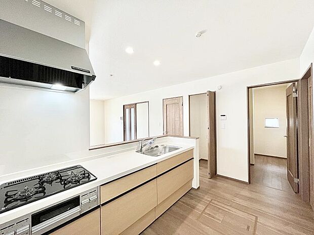 【ダイニングキッチン】カウンター越しに楽しいおしゃべり。いつものお料理がもっと美味しくなりそうですね。