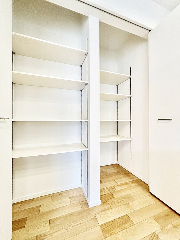 【収納】キッチン横の収納はパントリーとしても利用できます