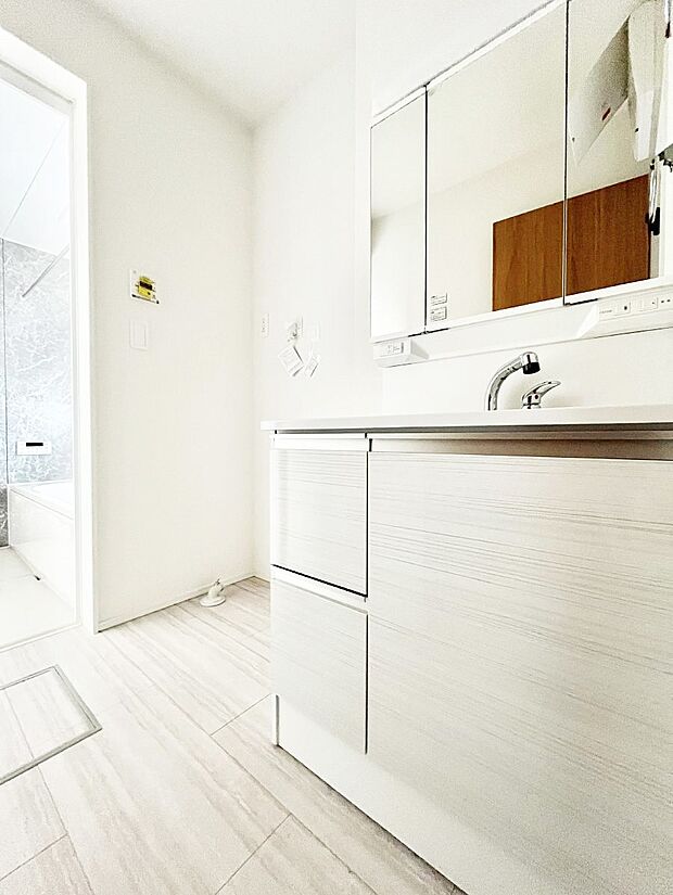 【脱衣場】清潔感ある洗面化粧室で朝の身支度も快適