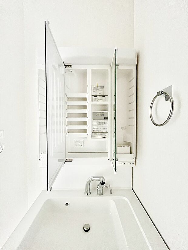 【三面鏡裏収納】三面鏡の裏に、化粧品や衛生用品などを収納可能。洗面台をすっきりと保ちます!