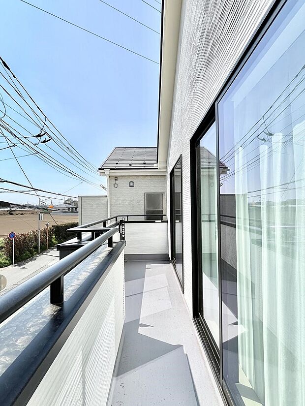 【バルコニー】暖かな陽光が降り注ぐバルコニーはお洗濯におすすめ。爽やかな風も心地よいです。