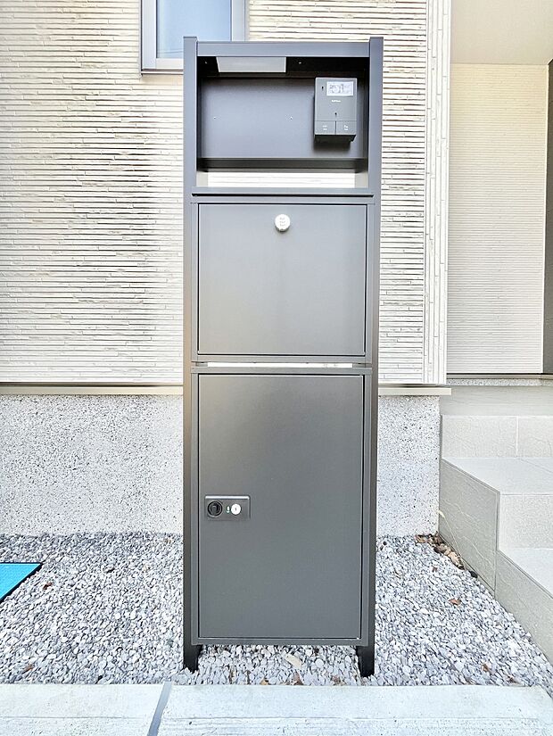 【その他現地】表札・インターホン・ポスト・宅配BOXをひとつに集約。エントランスになじむシンプルデザイン。