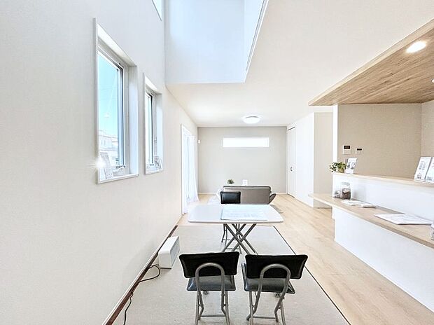 【リビングダイニング】リビング上部には吹抜けを採用。明るい陽光に包まれる空間で家族団らん!