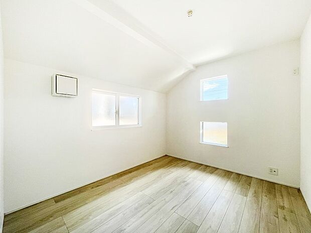 【寝室】使いやすい形でベットや家具の置き方にも困ることもありません。