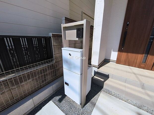 【その他現地】シンプルデザインのポスト。