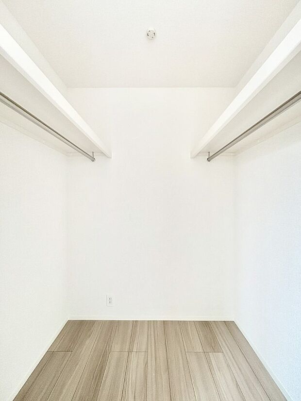 【ウォークインクローゼット】ウォークインクローゼット付きで生活空間を広く利用できます。