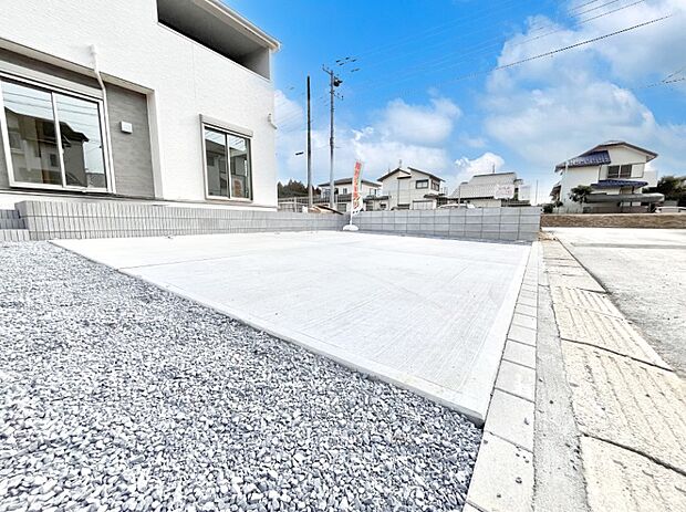 【駐車場】目の前が駐車場だと、雨の日も、大量にお買い物をした時も便利ですよね