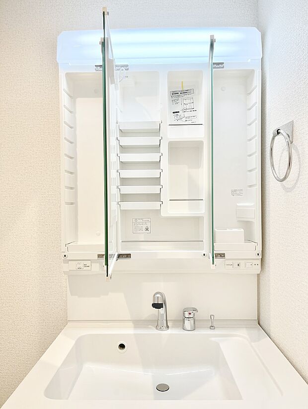 【三面鏡裏収納】三面鏡の裏に、化粧品や衛生用品などを収納可能。洗面台をすっきりと保ちます！