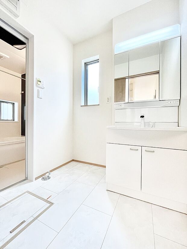 【洗面台・洗面所】清潔感のある快適空間です。毎日の身支度も気持ち良くお使い頂けます。 