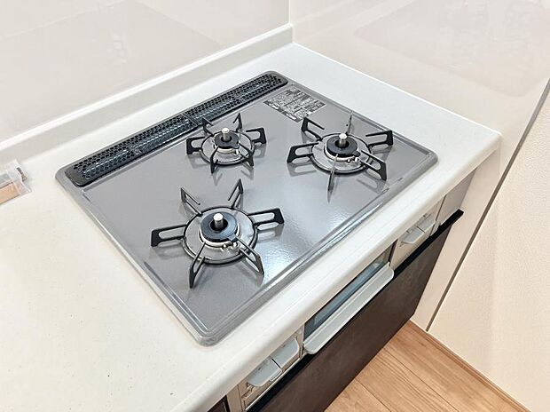 【Siセンサーコンロ】ガスコンロはSiセンサー搭載。火力調節や焦げ付き・消し忘れも防いでくれます。