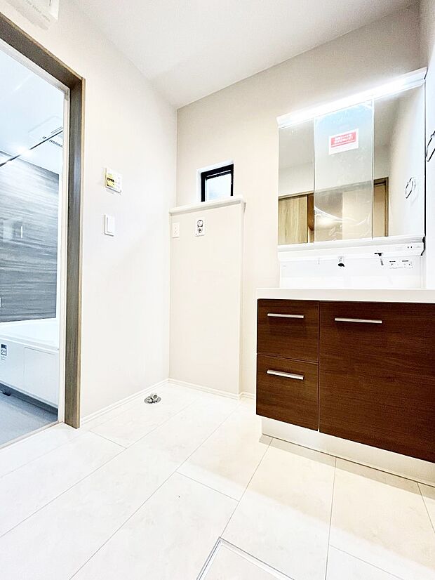 【脱衣場】清潔感ある洗面化粧室で朝の身支度も快適