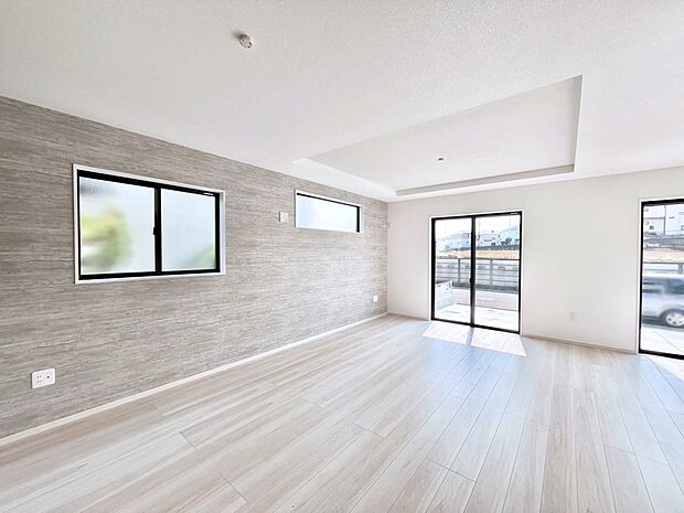 【リビングダイニング】大きな窓からたっぷりの陽光と風を感じられるリビング