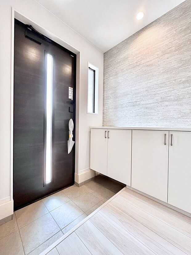 【玄関】飾り棚を利用して、お越しいただくお客様をおもてなしできます。