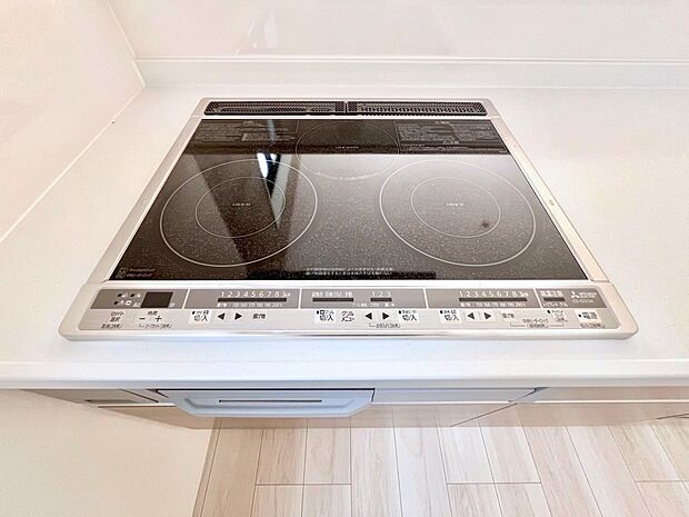 【IHクッキングヒーター】IHクッキングヒーターは天板の調理面がフラットなので調理後はサッと一拭きするだけ！