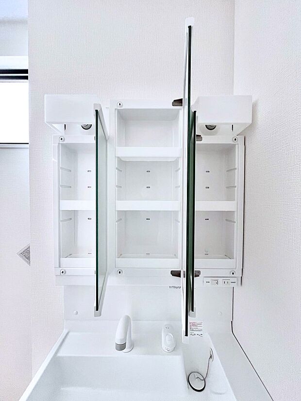 【三面鏡裏収納】三面鏡の裏に、化粧品や衛生用品などを収納可能。洗面台をすっきりと保ちます！