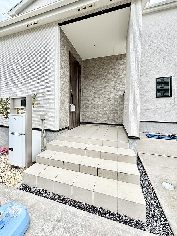 【玄関】大切な家族、来客を出迎える玄関。玄関前は屋根付きで雨が降っていても濡れにくいです。