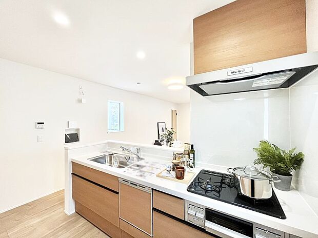 【ダイニングキッチン】カウンター越しに楽しいおしゃべり。いつものお料理がもっと美味しくなりそうですね。