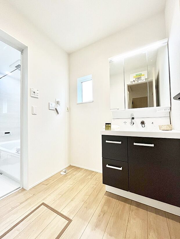 【脱衣場】清潔感のある快適空間です。毎日の身支度も気持ち良くお使い頂けます。