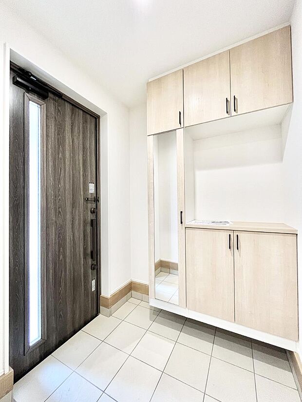 【玄関】明るい陽光が入り込む玄関。ご家族の靴もスッキリ収納できる玄関収納付き!