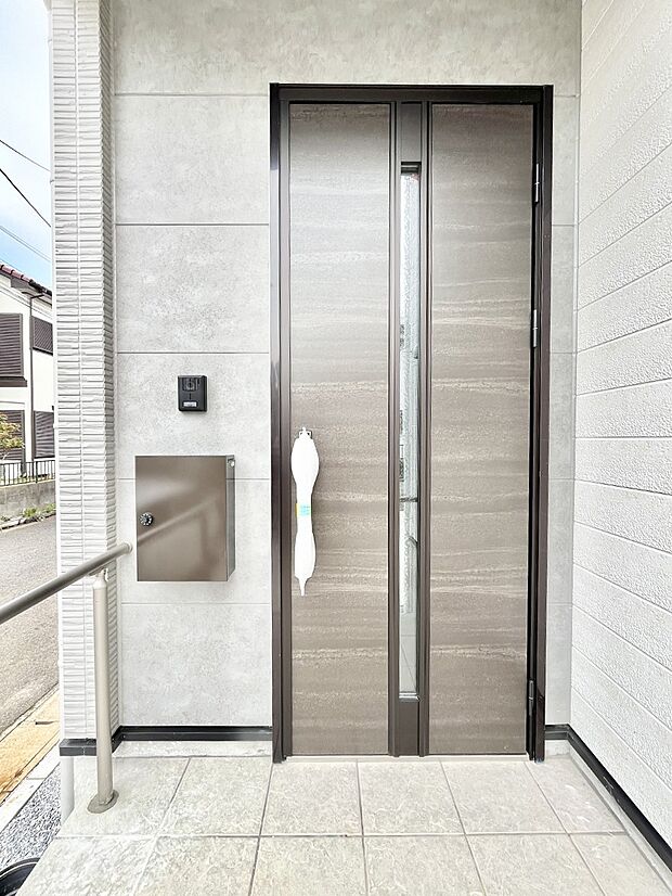 【玄関】住まいの顔を演出する、玄関ドア。 