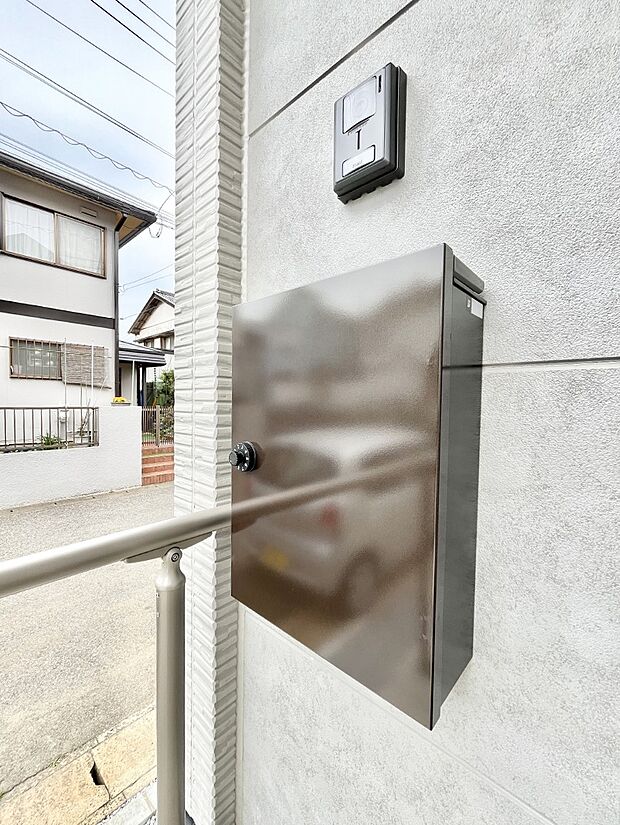 【その他現地】シンプルデザインのポスト。