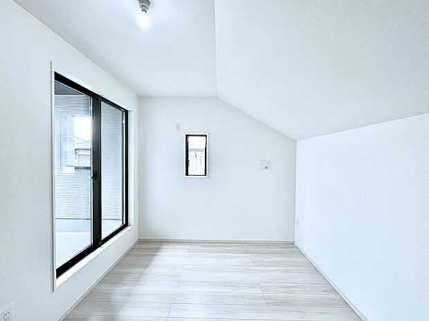 【寝室】勾配天井を採用して開放感をプラス。２面採光で明るく風通しも良好です。