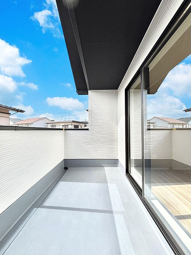 【バルコニー】ゆったりバルコニーだから沢山お洗濯ものを干せます。