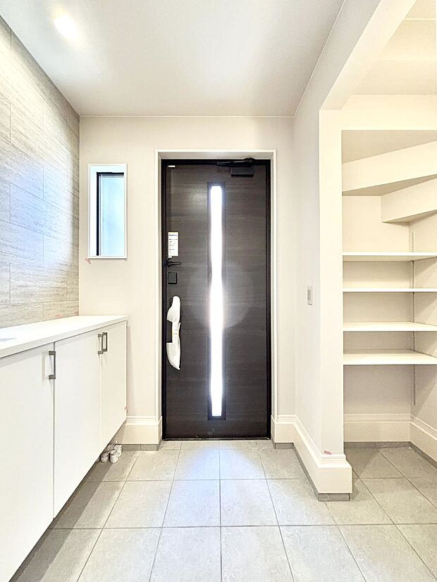 【玄関】明るい玄関はお客様をお出迎えするのにぴったりです！