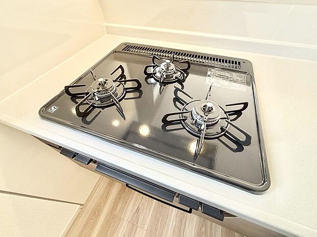 【Ｓｉセンサーコンロ】ガスコンロはＳｉセンサー搭載。火力調節や焦げ付き・消し忘れも防いでくれます。