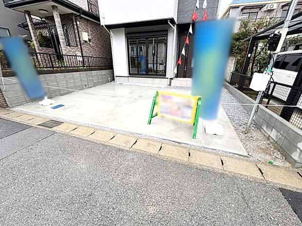 【駐車場】車の出し入れスムーズ!並列駐車2台分のカースペース付きです。