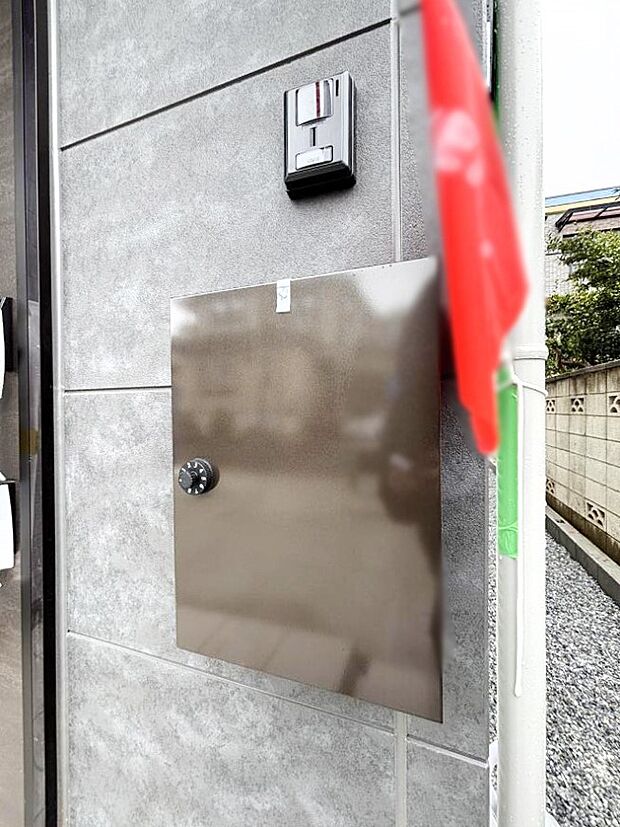 【その他現地】大切な郵便物の盗難を防止してくれるダイヤル錠付きのポスト