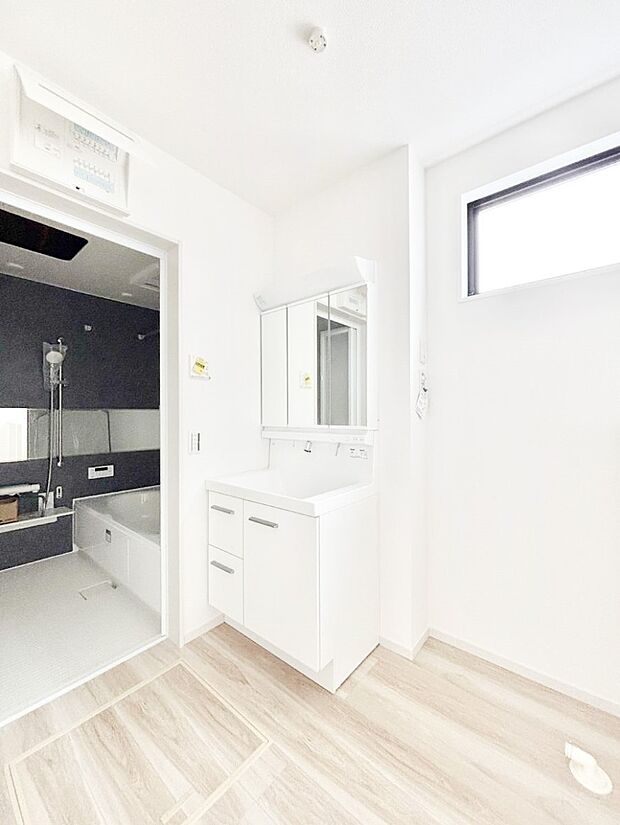 【脱衣場】1日の始まりも心地よく!柔らかな朝の光を感じられる窓がついた洗面室