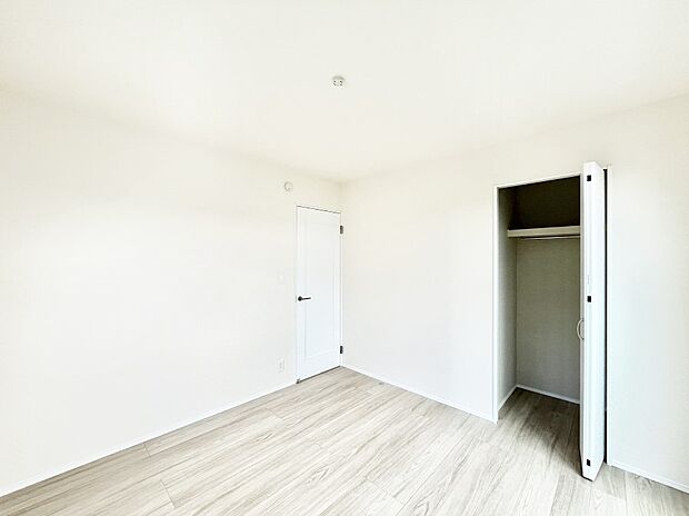 【寝室】収納が充実しているので居住スペースを広々使えます