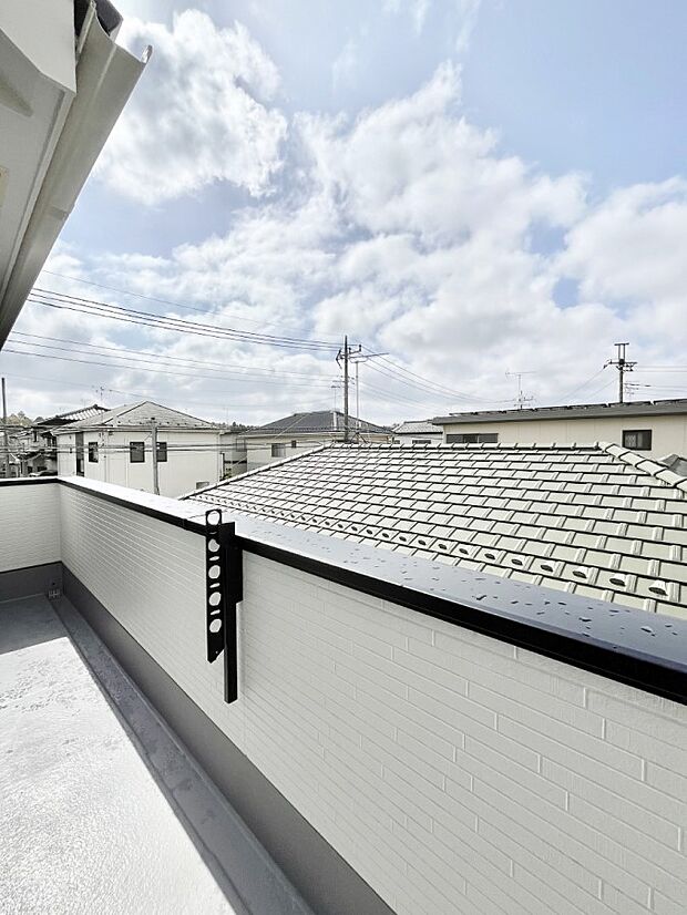 【バルコニー】ゆったりバルコニーだから沢山お洗濯ものを干せます。 