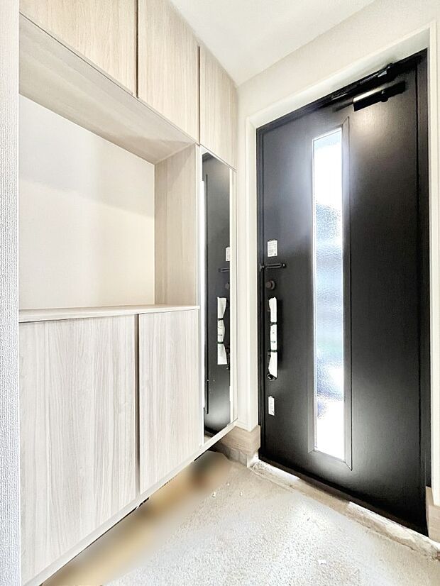 【玄関】ガラススリットの入った玄関ドアが室内に光を届けてくれます