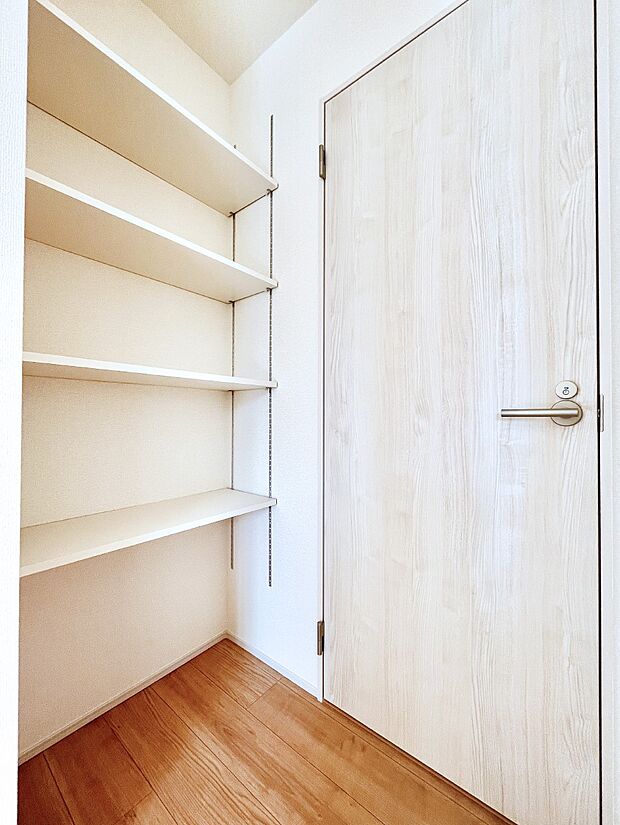 【収納】キッチン横の可動棚収納。食材のストックや日用品の収納など使い方はいろいろ！