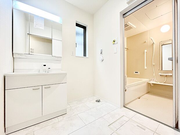 【ランドリースペース】窓のある明るいランドリースペース