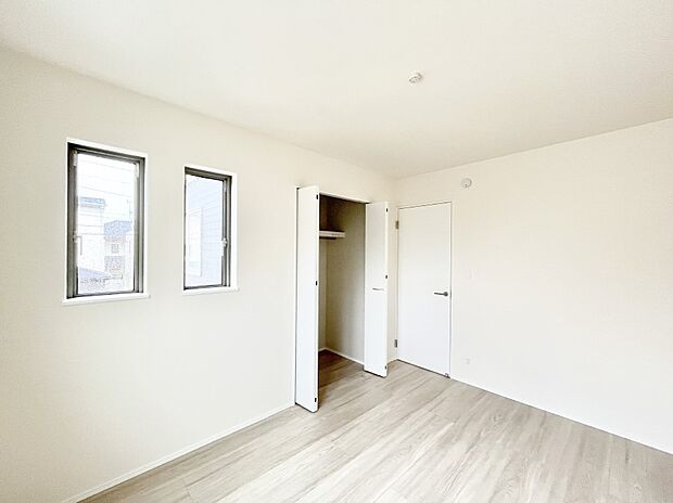 【寝室】窓からのやさしい光が心地よいプライベートルーム  