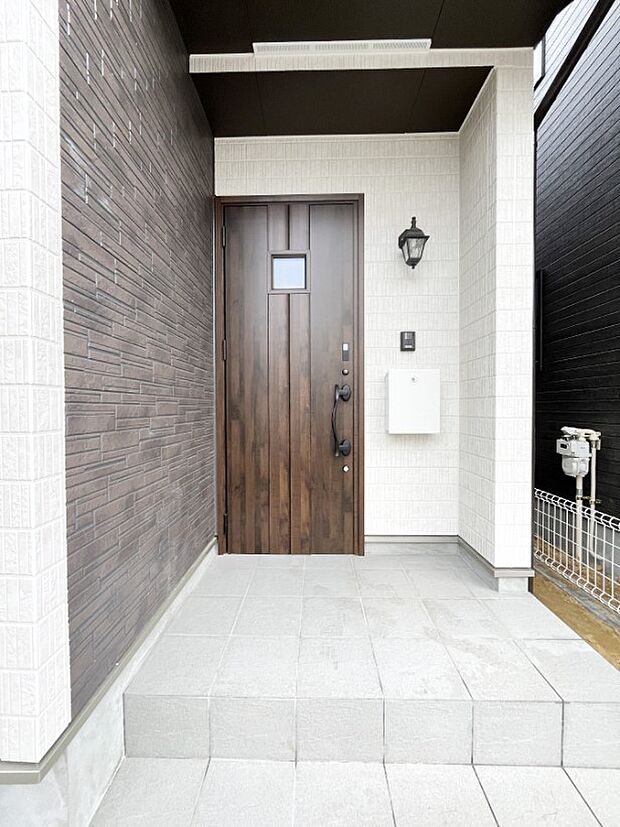 【玄関】シンプルで落ち着いた雰囲気の玄関でご家族やお客様をお出迎え！