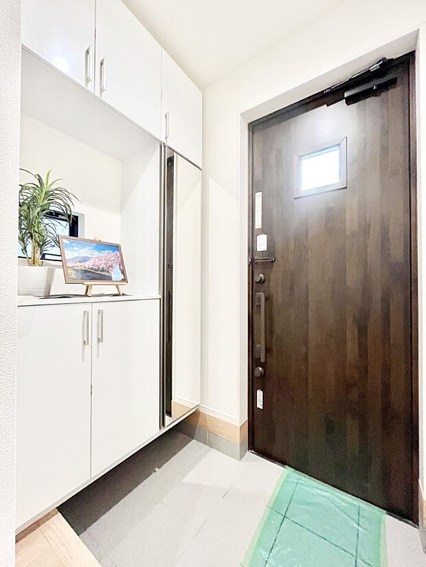 【玄関】ご家族やお客様を気持ちよくお出迎え！明るい陽光が入り込む玄関。