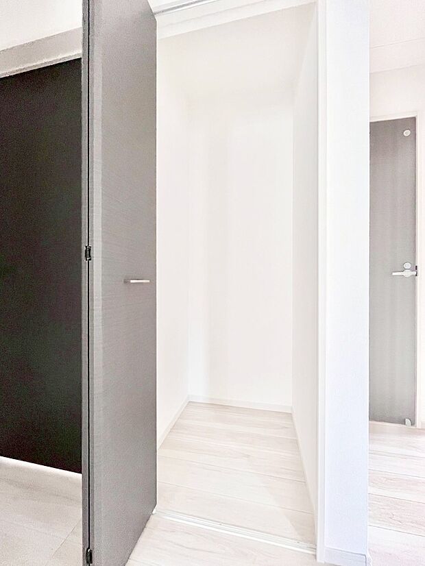 【廊下収納】掃除用具や生活雑貨の保管に便利な廊下収納  