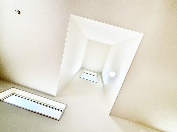 【吹き抜け】明るい日差しが差し込む吹き抜け設計